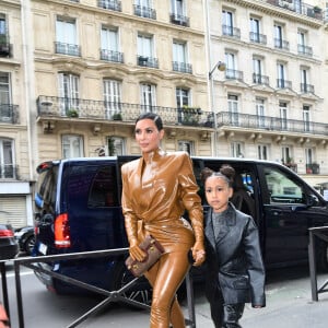 Kim Kardashian, sa fille North West, Kourtney Kardashian et sa fille Penelope Disick se rendent au "Sunday Service" de Kanye West à Paris, la messe est organisée au Théâtre des Bouffes du Nord à Paris, le 1er mars 2020.