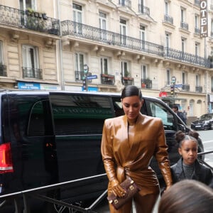 Kim Kardashian, sa fille North West, Kourtney Kardashian et sa fille Penelope Disick se rendent au "Sunday Service" de Kanye West à Paris, la messe est organisée au Théâtre des Bouffes du Nord à Paris, le 1er mars 2020.