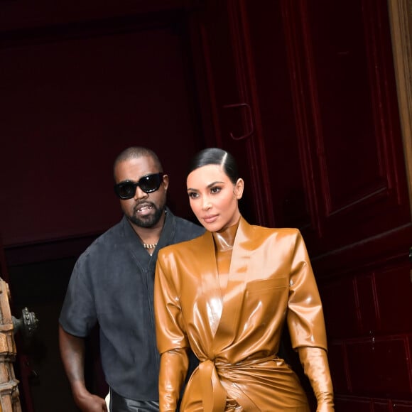 Kanye West et sa femme Kim Kardashian à la sortie du Théâtre des Bouffes du Nord après le "Sunday Service" à Paris, le 1er mars 2020.