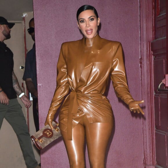 Kim Kardashian à la sortie du Théâtre des Bouffes du Nord après le "Sunday Service" à Paris, le 1er mars 2020.