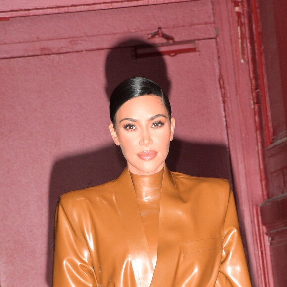 Kim Kardashian à la sortie du Théâtre des Bouffes du Nord après le "Sunday Service" à Paris, le 1er mars 2020.