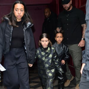 North West et Penelope Disick à la sortie du Théâtre des Bouffes du Nord après le "Sunday Service" à Paris, le 1er mars 2020.