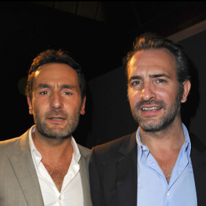 Gilles Lellouche et Jean Dujardin à la remise des prix Romy Schneider et Patrick Dewaere lors d'une soirée au Bon marché rive gauche, à Paris, le 4 avril 2011.