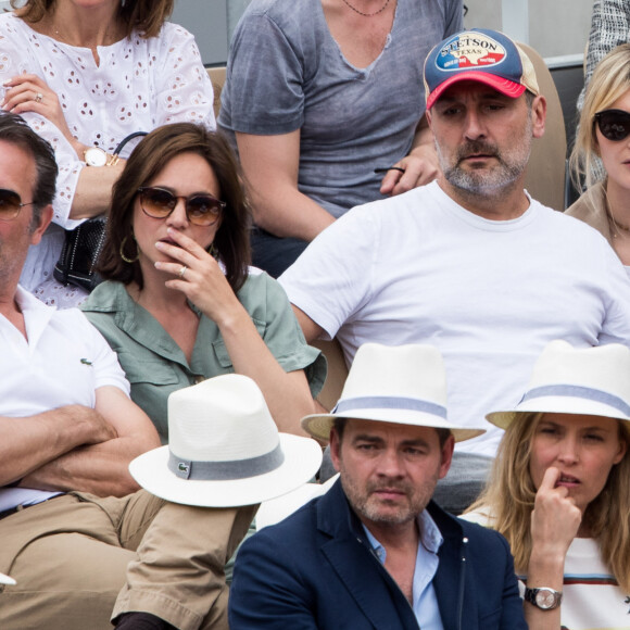 Gilles Lellouche et sa compagne Alizée Guinochet, Jean Dujardin et sa compagne Nathalie Péchalat - People dans les tribunes lors de la finale messieurs des internationaux de France de tennis de Roland Garros 2019 à Paris le 9 juin 2019. © Jacovides-Moreau/Bestimage