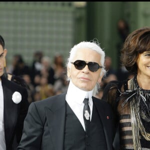 Baptiste Giabiconi, Ines de la Fressange et Karl Lagerfeld au défilé Chanel printemps/été 2011 à Paris. 