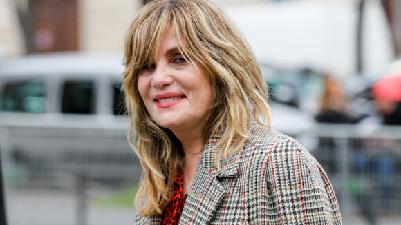 Emmanuelle Seigner souriante après les César, sortie mode à la Fashion Week