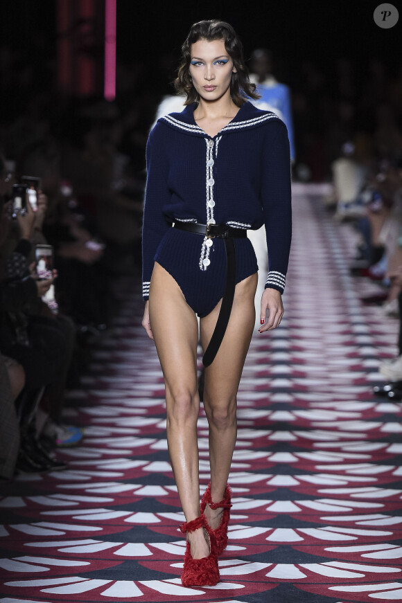 Bella Hadid - Défilé Miu Miu collection prêt-à-porter Automne/Hiver 2020-2021 lors de la Fashion Week à Paris, le 3 mars 2020.