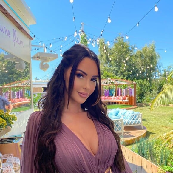 Nabilla Benattia en Afrique du sud pour la tournage de "Love Island", le 3 mars 2020