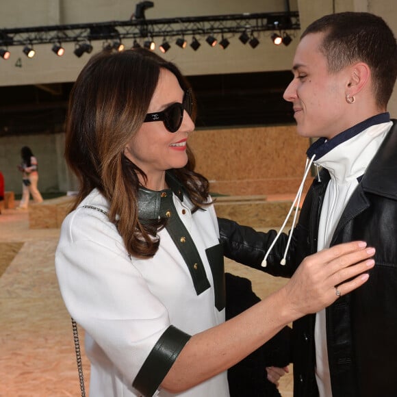 Elsa Zylberstein et Aron Piper (acteur dans la série "Elite") assistent au défilé Lacoste, collection prêt-à-porter automne-hiver 2020-2021 au Tennis Club de Paris. Paris, le 3 mars 2020. © Veeren Ramsamy-Christophe Clovis /Bestimage