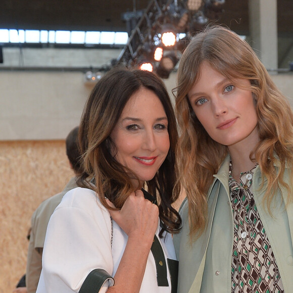 Elsa Zylberstein et Constance Jablonski assistent au défilé Lacoste, collection prêt-à-porter automne-hiver 2020-2021 au Tennis Club de Paris. Paris, le 3 mars 2020. © Veeren Ramsamy-Christophe Clovis /Bestimage