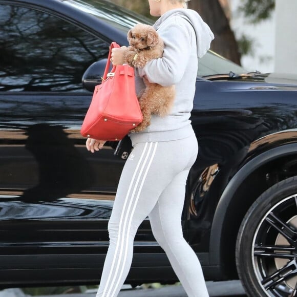 Exclusif - Katy Perry à la sortie des ses bureaux avec son petit chien Nugget dans les bras dans le quartier de West Hollywood à Los Angeles, le 3 mars 2020