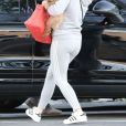 Exclusif - Katy Perry à la sortie des ses bureaux avec son petit chien Nugget dans les bras dans le quartier de West Hollywood à Los Angeles, le 3 mars 2020