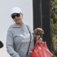 Exclusif - Katy Perry à la sortie des ses bureaux avec son petit chien Nugget dans les bras dans le quartier de West Hollywood à Los Angeles, le 3 mars 2020