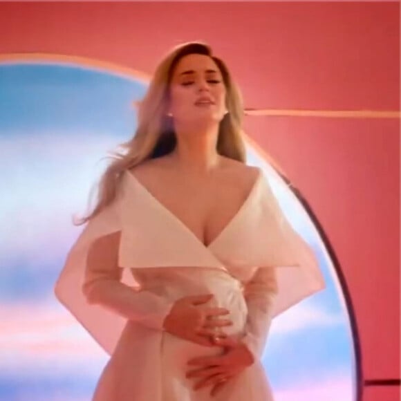 Katy Perry dévoile sa première grossesse dans son clip "Never Worn White" sur Youtube, le 4 mars 2020.