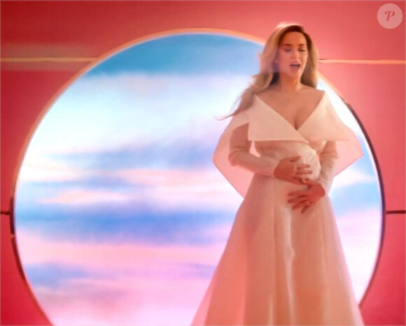 Katy Perry dévoile sa première grossesse dans son clip "Never Worn White" sur Youtube, le 4 mars 2020.