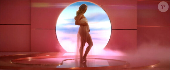 Katy Perry dévoile sa première grossesse dans son clip "Never Worn White" sur Youtube, le 4 mars 2020.