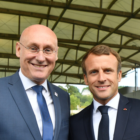 Bernard Laporte (président de la Fédération Française de Rugby à XV), Emmanuel Macron, président de la République Française, lors de la visite du centre d'entrainement du XV de France, en phase préparatoire de la Coupe du Monde Rugby 2019 au Japon. Marcoussis, le 5 septembre 2019. © Liewig/Pool/Bestimage