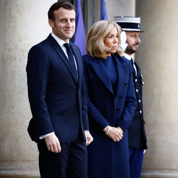 Le président Emmanuel Macron, la première dame Brigitte Macron - Le président de la République et sa femme accueillent le président du conseil européen et le premier ministre du Luxembourg au palais de l'Elysée à Paris le 10 janvier 2020. © Hamilton / Pool / Bestimage