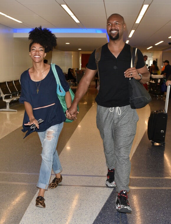 Sonequa Martin-Green et son mari Kenric Green - People à l'aéroport de Los Angeles le 4 septembre 2015.