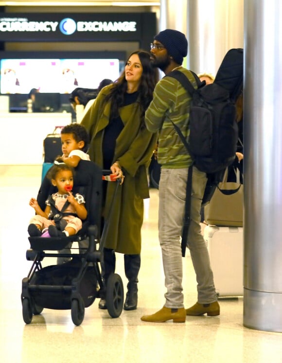 Exclusif - Gary Clark Jr., sa femme Nicole Trunfio enceinte et leurs enfants, Gia et Zion arrivent à l'aéroport LAX de Los Angeles, le 15 janvier 2020.