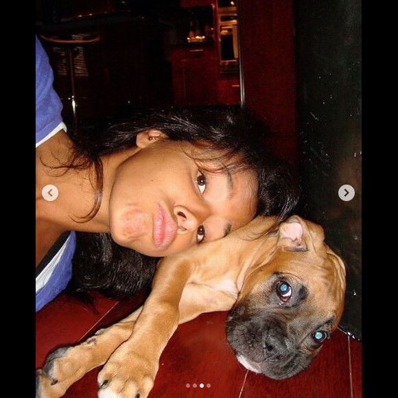Shy'm est en deuil. Elle a annoncé sur Instagram la mort de son bouledogue. Mars 2020.