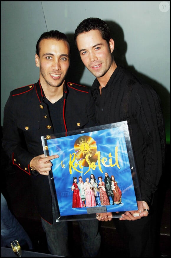 Emmanuel Moire et Merwan Rim après la dernière représentation du "Roi Soleil. Ils fêtent le double disque de platine au VIP Room (Paris) le 8 janvier 2006.