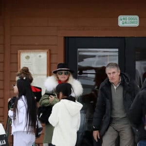 Exclusif -Laeticia Hallyday, ses filles Jade et Joy, son compagnon Pascal Balland et sa fille Mathilde arrivent à l'aéroport de Bozeman dans le Montana pour un séjour au ski, le 15 février 2020. Il sont accueillis par Philippe Stouvenot (architecte de la villa Jade à Saint-Barthélemy) à l'aéroport. Pascal est allé chercher le 4x4 de location pendant que Laeticia et les filles attendent dans le hall. Ils sont ensuite partis dans des voitures séparées, les filles avec Philippe Stouvenot et Pascal et Laeticia ont suivi avec le 4x4. Ils se sont arrêtés deux fois pour regarder des animaux sauvages sur le bord de la route. Arrivés à la maison, ils resteront le temps de décharger les bagages et de s'installer rapidement. Ensuite ils sont allés louer des skis dans la ville la plus proche du chalet, Big Sky. Les filles iront skier mais Leaticia est ressortie sans ski de location! Comme Pascal a une attelle à la jambe droite, il ne devrait pas faire de ski... peut-être qu'elle a decidé de rester avec lui et de ne pas aller sur les pistes...? Ils sont ensuite rentrés au chalet.