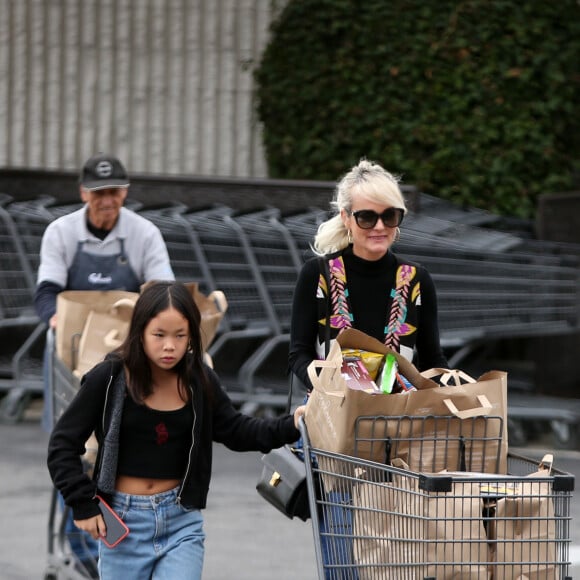 Exclusif -Laeticia Hallyday est allée faire des courses chez Gelson's Market avec sa fille Joy à Pacific Palisades, Los Angeles, le 19 janvier 2020. Laeticia a rempli 2 gros caddies. Parmi les courses, elle a acheté des chips, des céréales, un plateau d'oeufs mayonnaise...