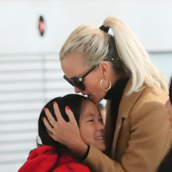 Exclusif -Laeticia Hallyday, ses filles Jade et Joy - Départ de Paris pour Laeticia Hallyday et ses filles pour rentrer à Los Angeles. Laeticia Hallyday et ses filles Jade et Joy sortent de chez P. Balland et se rendent à l'aéroport pour prendre un vol à destination de Los Angeles, le samedi 11 janvier 2020.