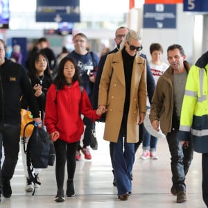 Exclusif - Laeticia Hallyday, ses filles Jade et Joy et Carl, son chauffeur et garde du corps - Départ de Paris pour Laeticia Hallyday et ses filles pour rentrer à Los Angeles. Laeticia Hallyday et ses filles Jade et Joy sortent de chez P. Balland et se rendent à l'aéroport pour prendre un vol à destination de Los Angeles, le samedi 11 janvier 2020.