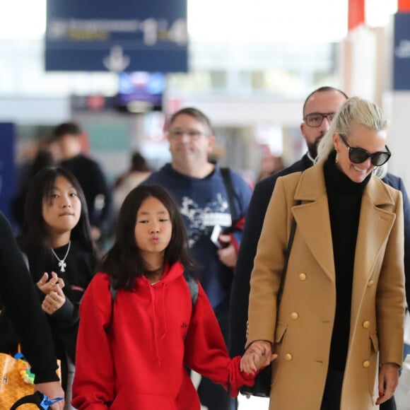 Exclusif - Laeticia Hallyday, ses filles Jade et Joy et Carl, son chauffeur et garde du corps - Départ de Paris pour Laeticia Hallyday et ses filles pour rentrer à Los Angeles. Laeticia Hallyday et ses filles Jade et Joy sortent de chez P. Balland et se rendent à l'aéroport pour prendre un vol à destination de Los Angeles, le samedi 11 janvier 2020.