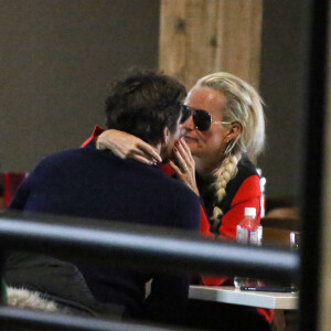 Exclusif - Laeticia Hallyday et son compagnon Pascal Balland lors d'une journée au ski à la station "Big Sky" dans le Montana avec leurs filles respectives, le 16 février 2020. "Big Sky" dans le Montana est une station huppée dans la région de Yellowstone, le fameux parc national. Elle n'est pas très loin de la station de ski complètement privée la plus VIP des US "Le Yellowstone Club", où les membres comme T. Brady et G. Bundchen ou encore B. Affleck, J. Garner, J. Timberlake viennent passer leur séjour au ski. Jade et Joy Hallyday (les filles de Laeticia) et Mathilde (la fille de Pascal) sont parties skier dans la matinée avec Philippe Stouvenot et sa femme Ghislaine (qui reçoivent Laeticia, Pascal et les filles dans leur villa lors de leurs vacances au ski). Les filles sont parties skier directement depuis le chalet pour rejoindre le centre de la station au pied des pistes de ski "Big Sky". Pascal les a rejoint en voiture au pied des pistes pour acheter les forfaits et les voir partir à ski avant de rentrer rejoindre Laeticia au Chalet. Laeticia et Pascal rejoignent les skieurs plus tard (en debut d'après midi) au pied des pistes. Ils mangent tous ensemble dans la caféteria puis se séparent à nouveau puisque Laeticia et Pascal ne skient pas. Ils finissent leur café. Laeticia embrasse tendrement Pascal à table, la main derrière la nuque, avec un regard très amoureux. Ils font du shopping dans le secteur. Laeticia porte un poncho en alpaga par dessus sa doudoune, une chapka en fausse fourrure et un sac à main YSL. Pascal semble toujours boiter. Il porte une doudoune Canada Goose. Ils repartent en voiture et se rendent dans un quartier commerçant à 15 min. Ils passent à la banque et dans l'une des rares supérettes de la station. Laeticia ressort du supermarché avec le sourire, un pack de bière italienne et des céréales "Cocoa Puffs".