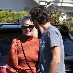 Laeticia Hallyday est allée déjeuner au restaurant MTN Venice avec sa mère Françoise Thibaut, son compagnon Pascal Balland et sa fille Mathilde à Los Angeles, le 19 octobre 2019. A la sortie du restaurant, ils sont allés faire du shopping dans la boutique "Aviator Nation Venice" juste en face.