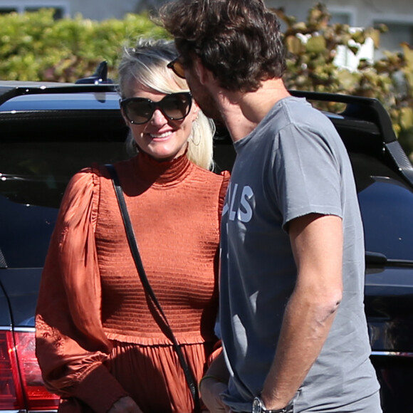Laeticia Hallyday est allée déjeuner au restaurant MTN Venice avec sa mère Françoise Thibaut, son compagnon Pascal Balland et sa fille Mathilde à Los Angeles, le 19 octobre 2019. A la sortie du restaurant, ils sont allés faire du shopping dans la boutique "Aviator Nation Venice" juste en face.