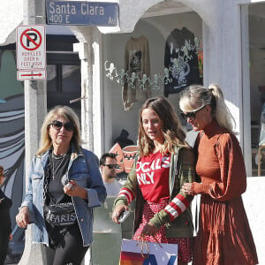 Laeticia Hallyday est allée déjeuner au restaurant MTN Venice avec sa mère Françoise Thibaut, son compagnon Pascal Balland et sa fille Mathilde à Los Angeles, le 19 octobre 2019. A la sortie du restaurant, ils sont allés faire du shopping dans la boutique "Aviator Nation Venice" juste en face.