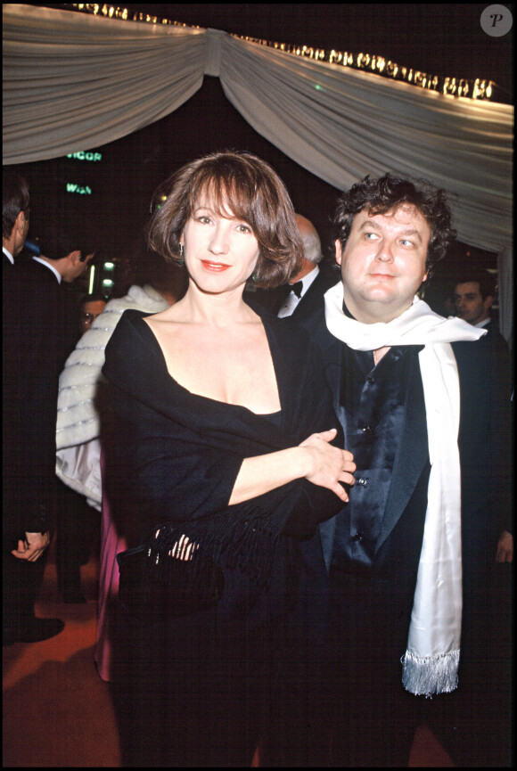 Archives - Nathalie Baye et Dominique Besnehard à l'avant-première du spectacle "Bravissimo" au Lido de Paris. Le 15 mars 1990.