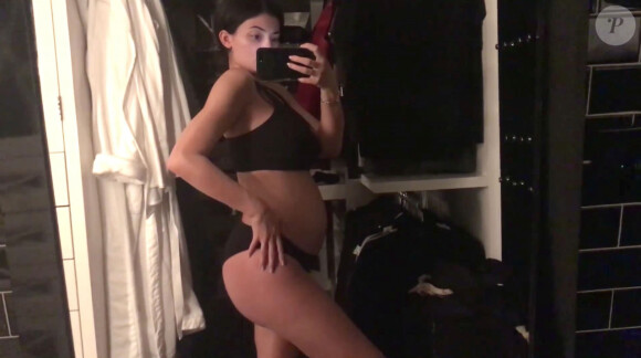 Kylie Jenner enceinte - Captures vidéo de la grossesse de Kylie Jenner jusqu'à son accouchement ainsi que des photos de famille à Los Angeles. Le mystère est enfin levé. Kylie Jenner était bien enceinte et elle a enfin accouché d'une petite fille le 1er février 2018. C'est l'heureuse maman qui a annoncé la nouvelle ce dimanche 4 février sur les réseaux sociaux, dans un message où elle s'excuse également d'avoir tenu ses fans dans le flou durant des mois. Cette vidéo est destinée à sa fille qui retrace les neuf mois de grossesse à l'abri des regards indiscrets. Kylie a accouché à l'hôpital Cedars-Sinai, la où tous les Kardashians ont donné naissance à leurs enfants. Le 4 février 2018