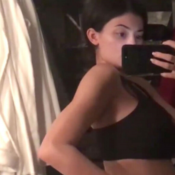 Kylie Jenner enceinte - Captures vidéo de la grossesse de Kylie Jenner jusqu'à son accouchement ainsi que des photos de famille à Los Angeles. Le mystère est enfin levé. Kylie Jenner était bien enceinte et elle a enfin accouché d'une petite fille le 1er février 2018. C'est l'heureuse maman qui a annoncé la nouvelle ce dimanche 4 février sur les réseaux sociaux, dans un message où elle s'excuse également d'avoir tenu ses fans dans le flou durant des mois. Cette vidéo est destinée à sa fille qui retrace les neuf mois de grossesse à l'abri des regards indiscrets. Kylie a accouché à l'hôpital Cedars-Sinai, la où tous les Kardashians ont donné naissance à leurs enfants. Le 4 février 2018