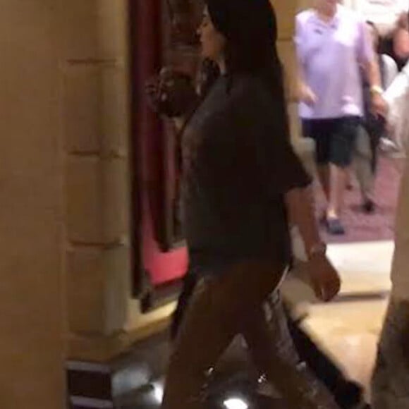 Exclusif - Travis Scott et sa compagne Kylie Jenner enceinte rentrent à l'hôtel à Las Vegas. Kylie porte un jean avec des baskets et un t-shirt très ample... Le 25 septembre 2017