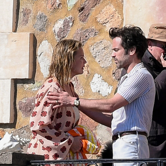 Exclusif - Romain Duris et Virginie Efira sur le tournage du film En attendant Bojangles au Château de la Napoule à Mandelieu-la-Napoule le 26 février 2020