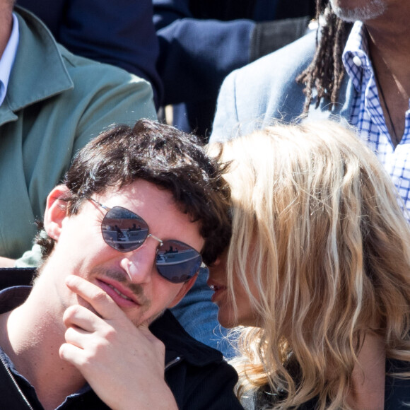 Virginie Efira et son compagnon Niels Schneider - Célébrités dans les tribunes des internationaux de France de tennis de Roland Garros à Paris, France, le 8 juin 2019. © Jacovides / Moreau/Bestimage