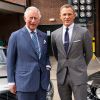 Le prince Charles, prince de Galles, vient saluer les acteurs sur le tournage du 25ème James Bond aux studios Pinewood à Iver Heath dans le Buckinghamshire le 20 juin 2019