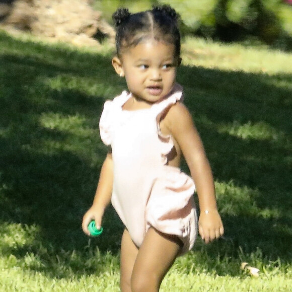 Exclusif - Stormi Webster et True Thompson sont allées jouer dans un parc accompagnées de leurs nounous et de leurs garde du corps à Beverly Hills, Los Angeles, le 10 septembre 2019