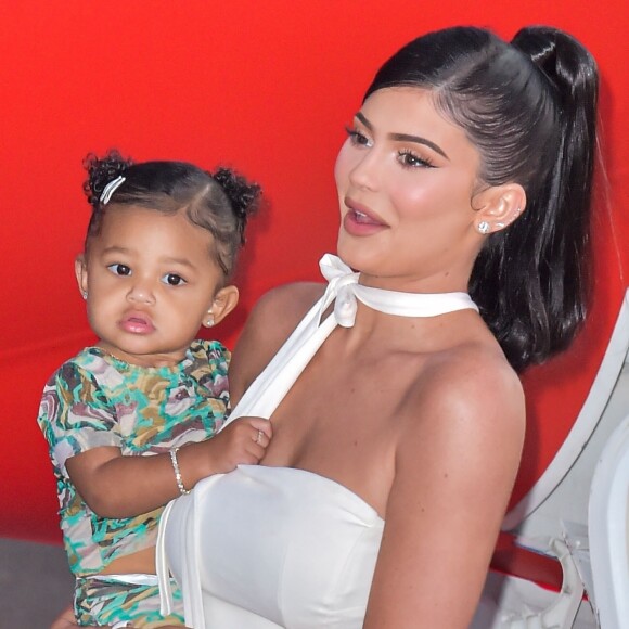 Stormi Webster, Kylie Jenner - Kylie Jenner assiste en famille à la première du documentaire de Netflix "Travis Scott : Look Mom I can fly" à Santa Monica, le 27 août 2019.