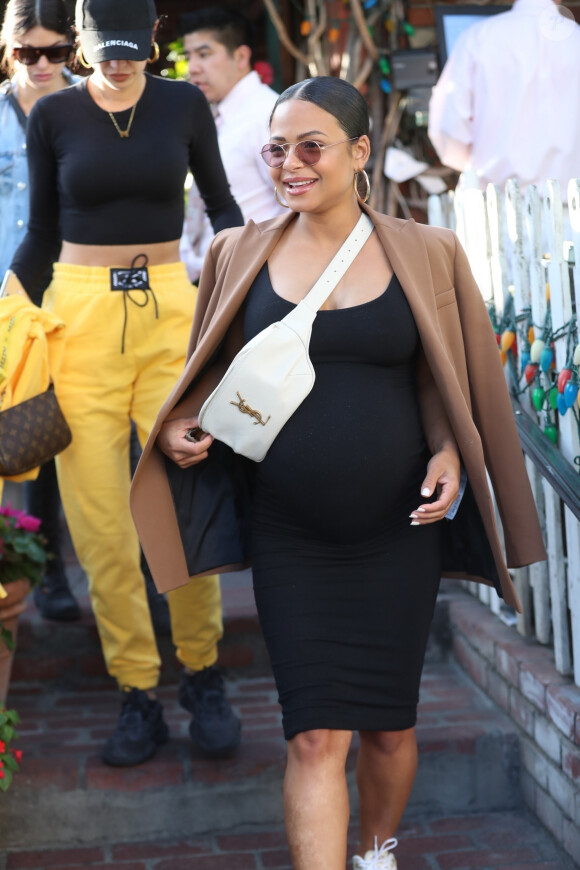 Christina Milian enceinte a déjeuné avec son amie Nicole Williams au restaurant Ivy à los Angeles le 14 janvier 2020.