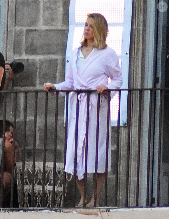Léa Seydoux (en chemise de nuit) sur le tournage du nouvel opus de James Bond 007, "No time to die" en Italie, le 17 septembre 2019.