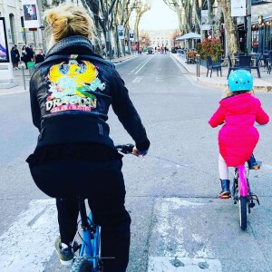 Rebecca Hampton avec sa fille Eléa, à Avignon, le 14 mars 2020