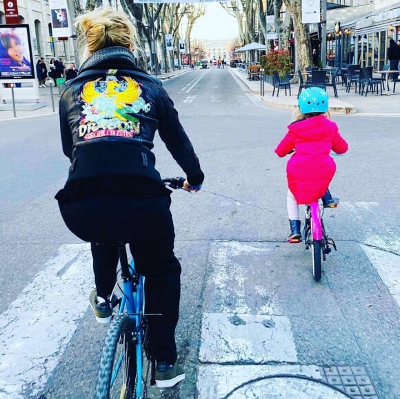 Rebecca Hampton avec sa fille Eléa, à Avignon, le 14 mars 2020