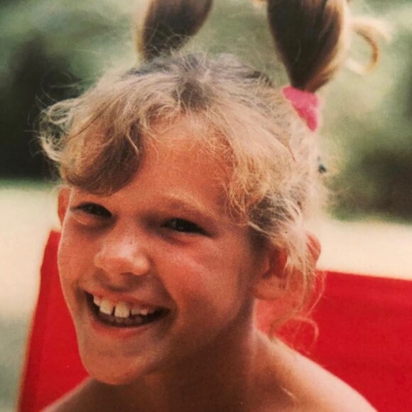 Lorie Pester dévoile une drôle de photo d'elle enfant sur Instagram, le 23 mars 2020.
