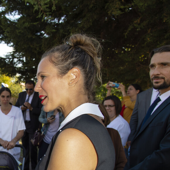 Exclusif - La première Dame Brigitte Macron et la chanteuse Lorie (Laure Pester) - La Première Dame et Laure Pester lors de l'inauguration de la Maison des parents de l'hôpital d'Enfants Margency à Margency. Le 17 septembre 2019  © Moreau-Perusseau / Bestimage
